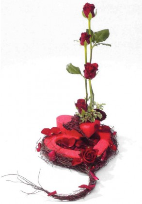 цветочная композиция сердечко из роз