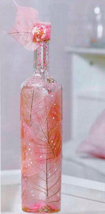 бутылка в розовых листьях