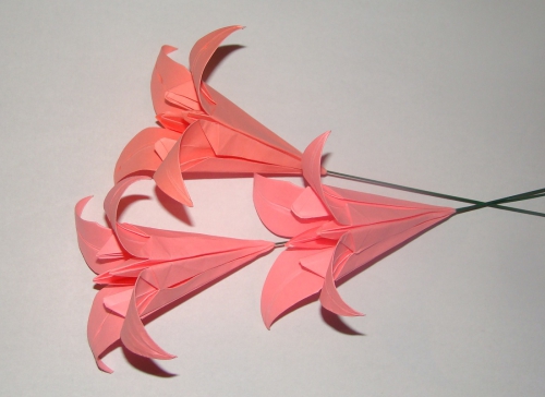Розовые лилии оригами