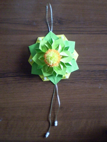 Подвеска оригами в виде цветка