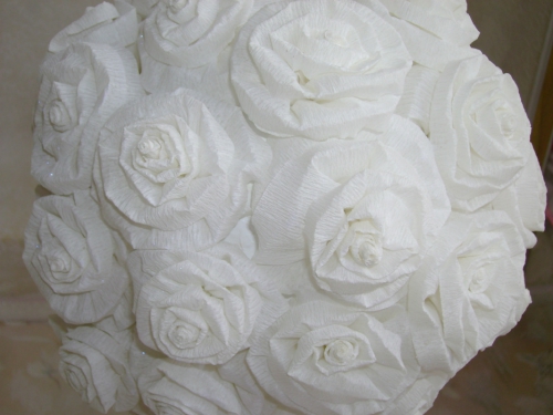 Шар из белых роз