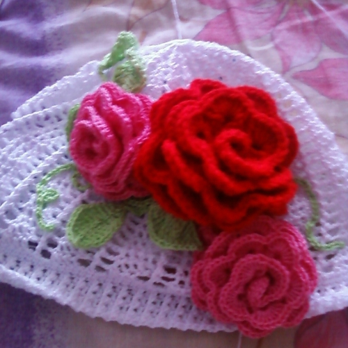 Белая шапочка с розами