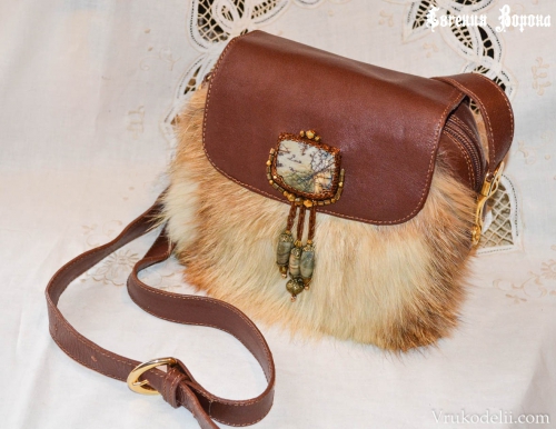 кожаная сумка с натуральным мехом, украшенная натуральными камнями и расшитая бисером