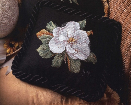 красивая черная подушка с вышивкой крестом, простая цветная удобная схема, цветы вышитые крестом