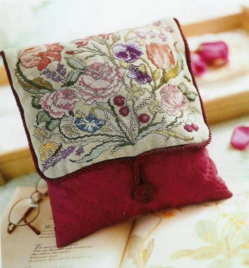 сумочка с вышивкой, цветы, косметичка, выкройка, простая и удобная цветная схема вышивки