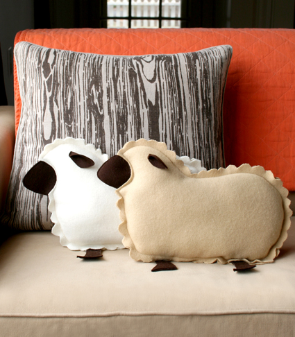 оригинальные декоративные диванные подушки в виде овечек, примитивная простая выкройка, подушки-игрушка, выкройка для новичка, овца, символ нового 2015-го года