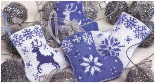 Носочки с вышивкой, новогодний декор своими руками, простая и удобная цветная схема вышивки, рождественские носочки, олени, снежинки
